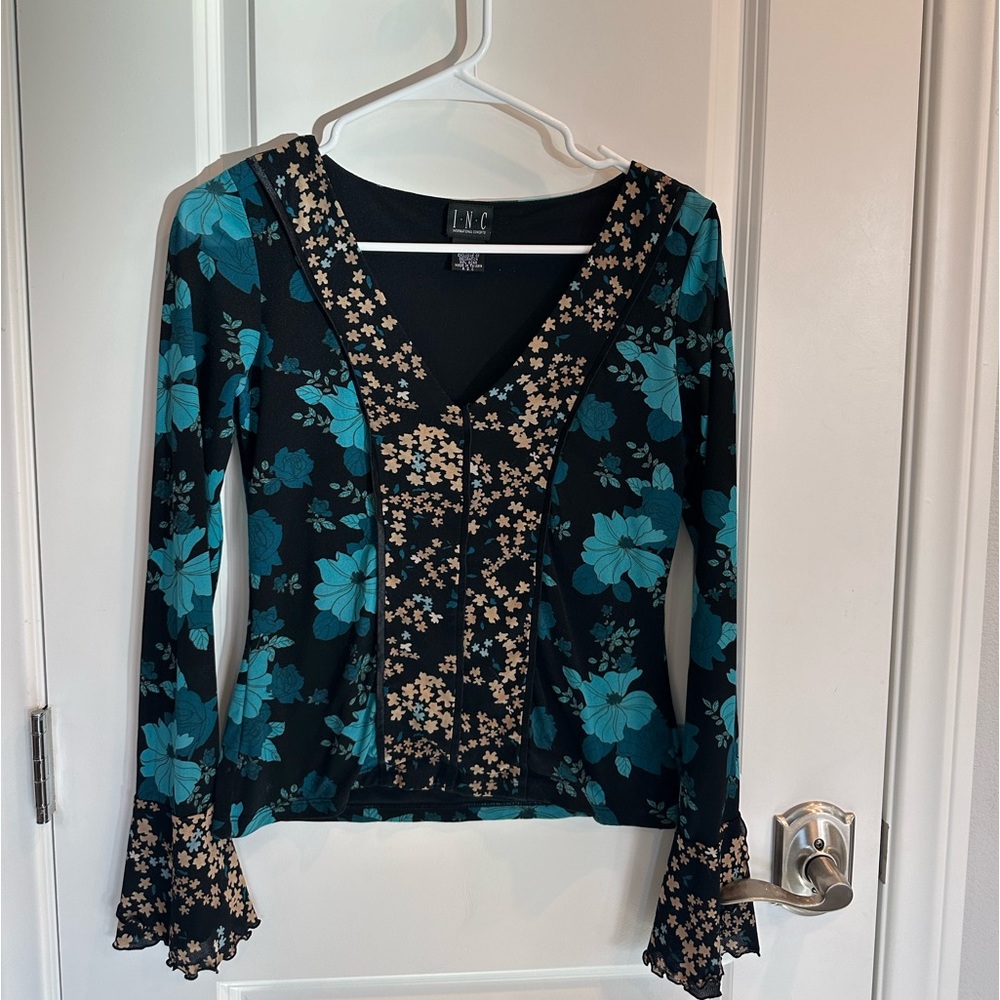 Floral flare long sleeve top!